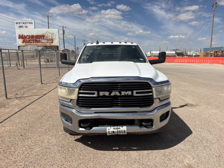 2021-dodge-ram-3500-image-2