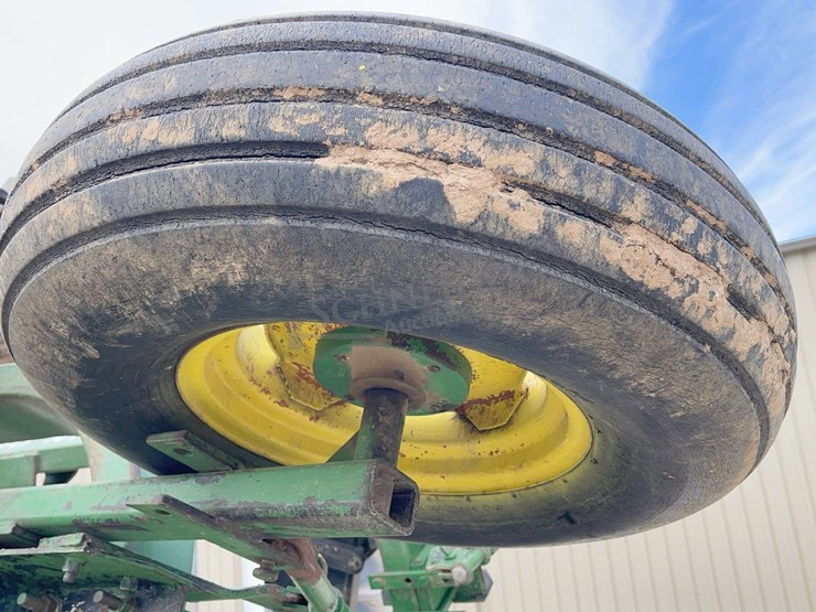 john-deere-235-image-33