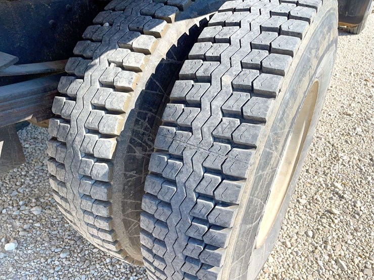 2002-chevrolet-c7500-single-axle-grain-truck-image-24