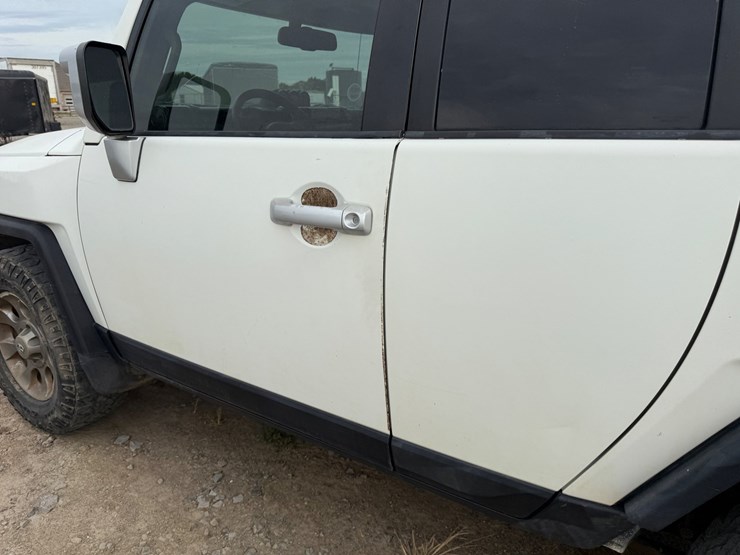 2011-toyota-fj-cruiser-image-19