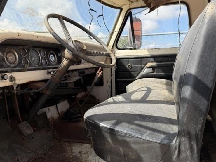 ford-f700-image-10