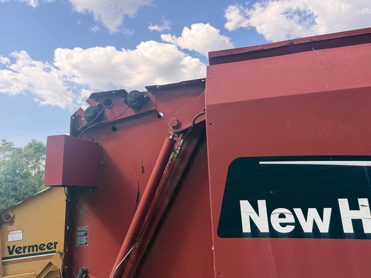 new-holland-br740a-image-42