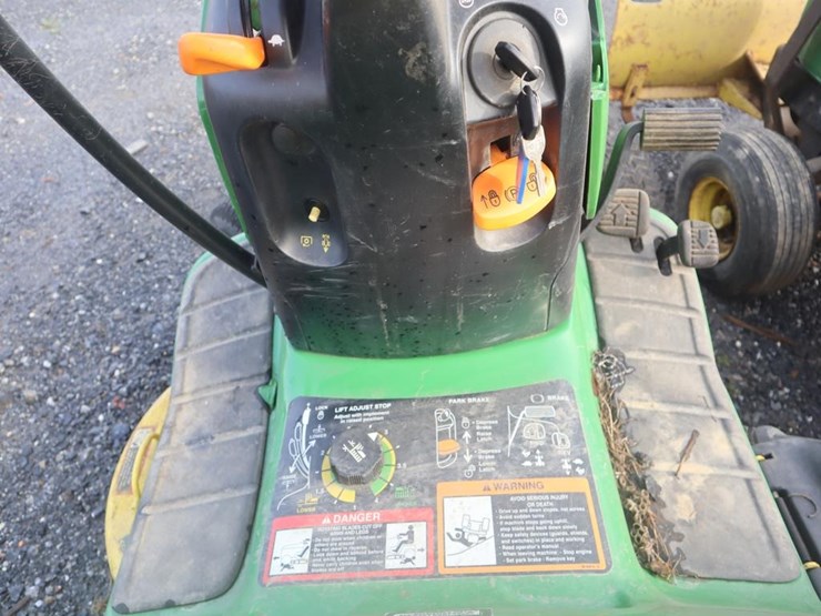 john-deere-lt155-riding-mower-image-17