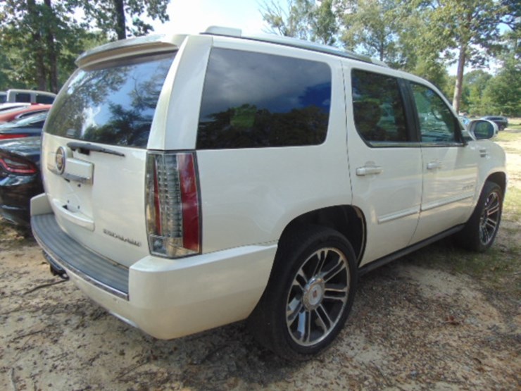 2013-cadillac-escalade-image-2
