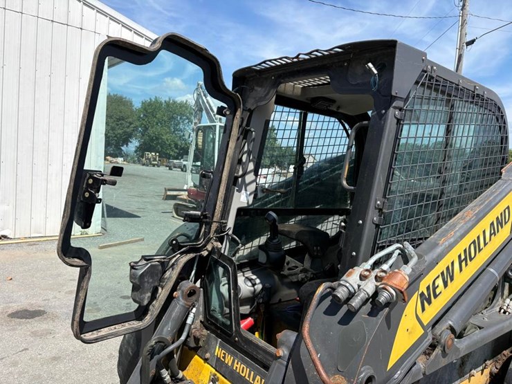 new-holland-l228-image-13