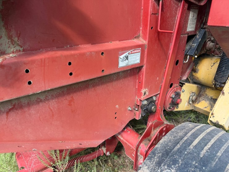 new-holland-br740a-image-11