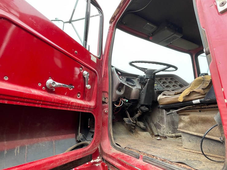 #5049-•-1980-ford-t/a-flatbed-dump-truck-(has-mi-title)-image-97