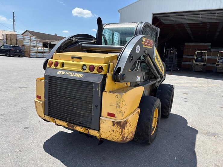 new-holland-l228-image-8
