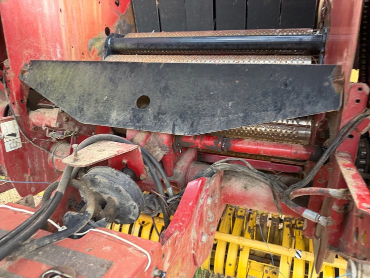 new-holland-br740a-image-62