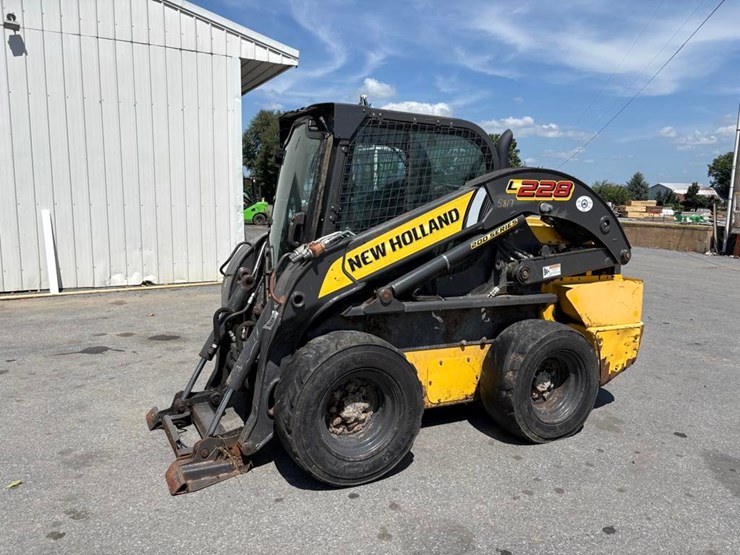 new-holland-l228-image-1