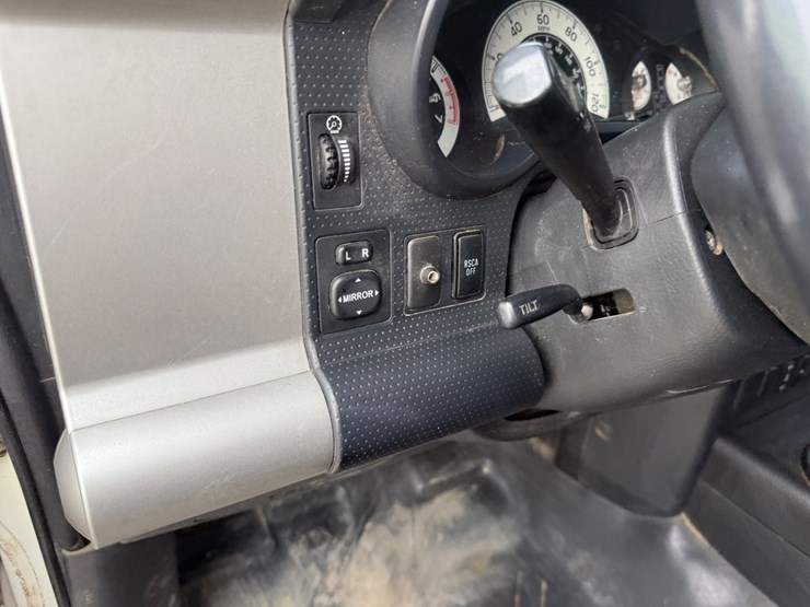 2011-toyota-fj-cruiser-image-30