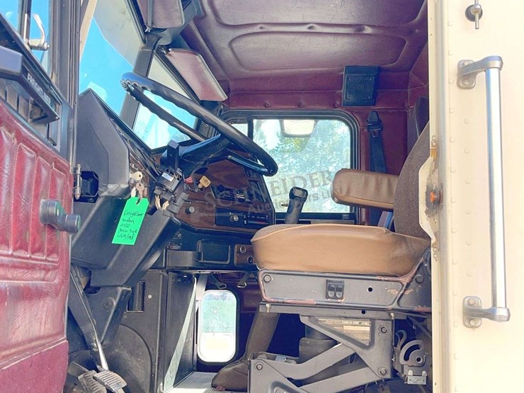 1989-freightliner-tandem-axle-grain-truck-image-38