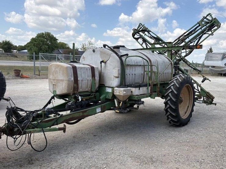 l2---great-plains-sprayer-1000-gallons-image-1