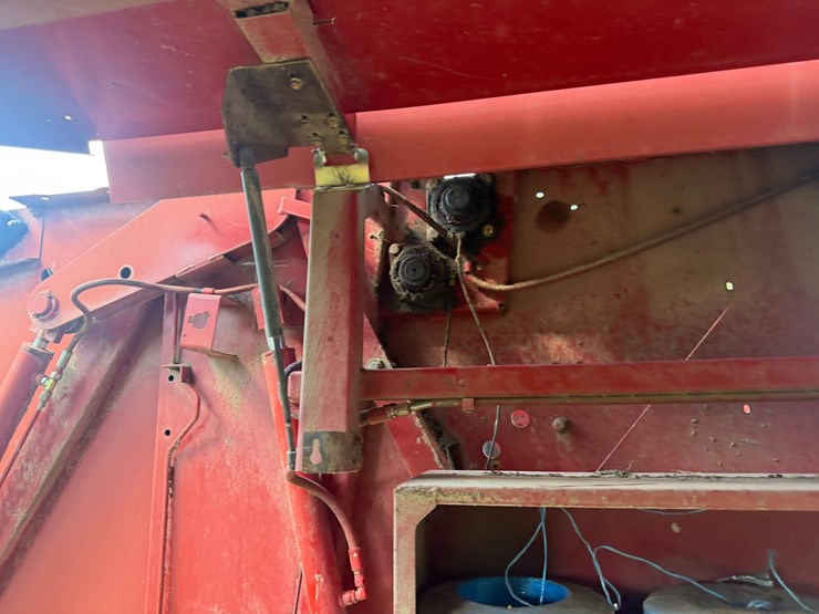 new-holland-br740a-image-47