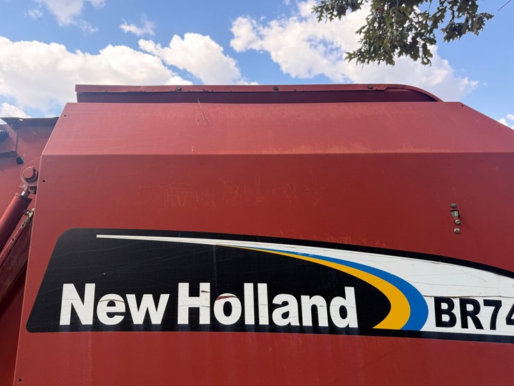 new-holland-br740a-image-41