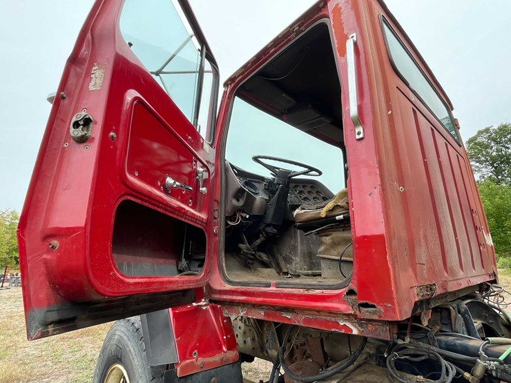 #5049-•-1980-ford-t/a-flatbed-dump-truck-(has-mi-title)-image-93