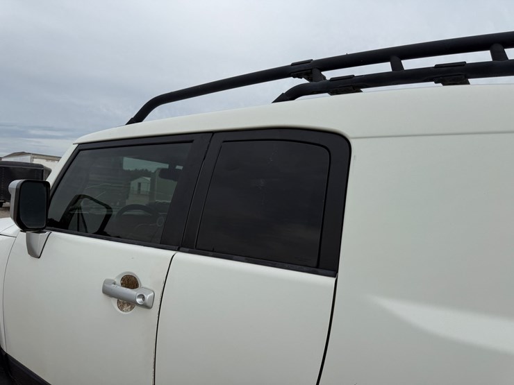 2011-toyota-fj-cruiser-image-18