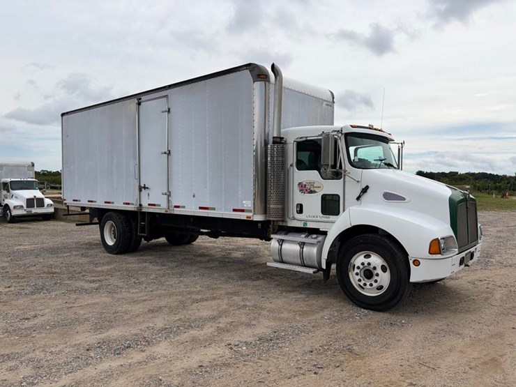 2003-kenworth-t300-image-1