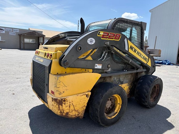 new-holland-l228-image-7