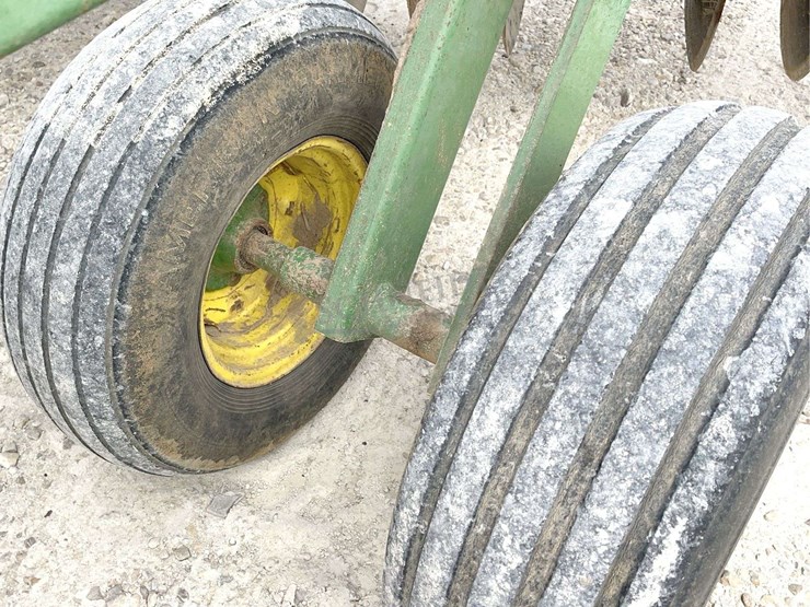 john-deere-235-image-29