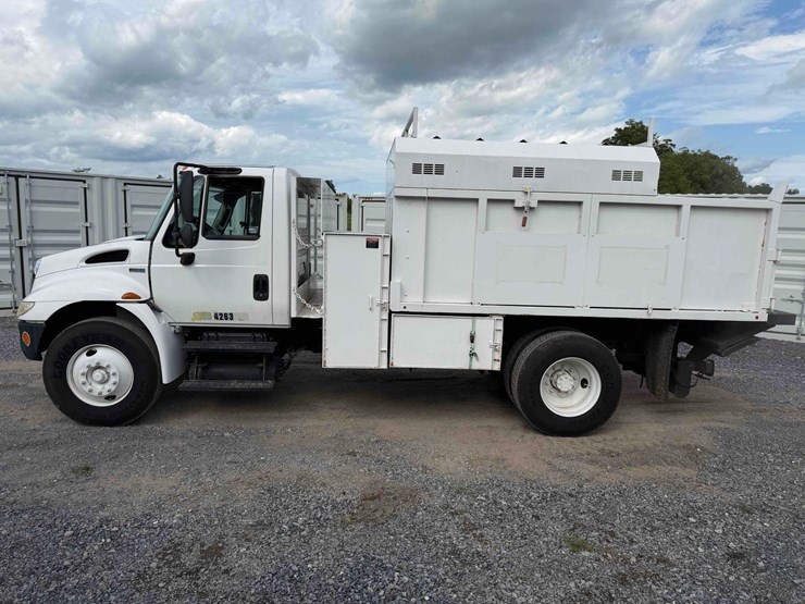 2013-international-4300m7-chipper-truck-image-2