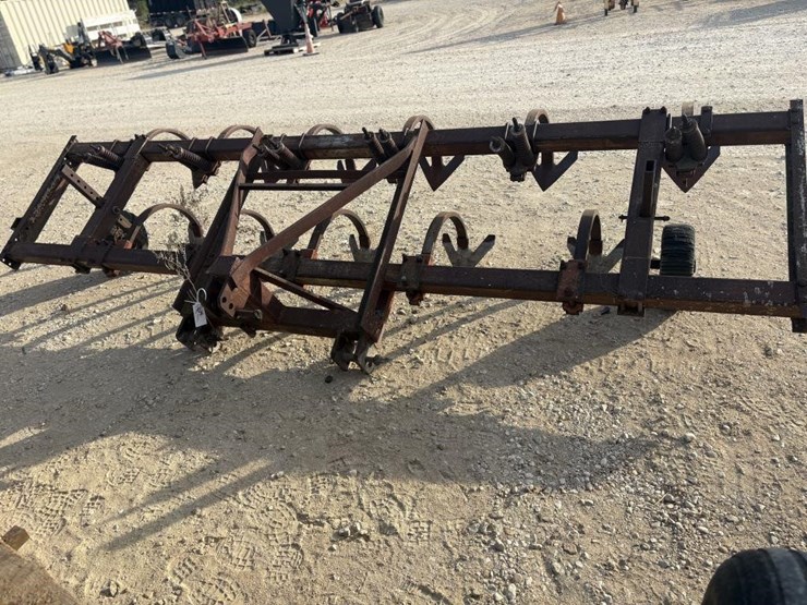 l2---14'-3pt-chisel-plow-image-2