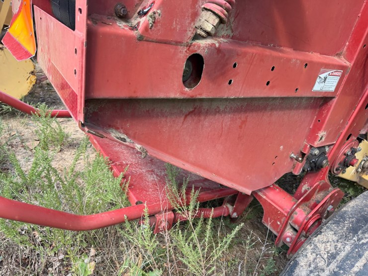 new-holland-br740a-image-12