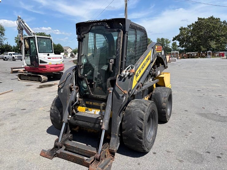 new-holland-l228-image-3