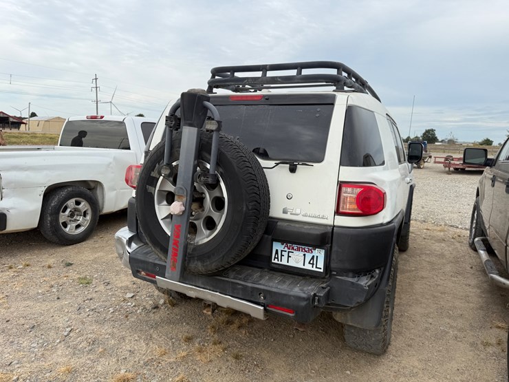 2011-toyota-fj-cruiser-image-4