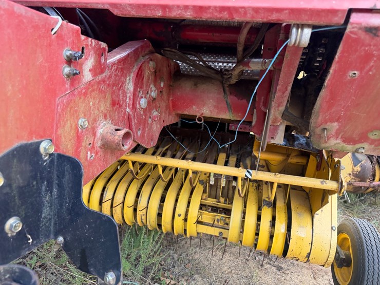 new-holland-br740a-image-66