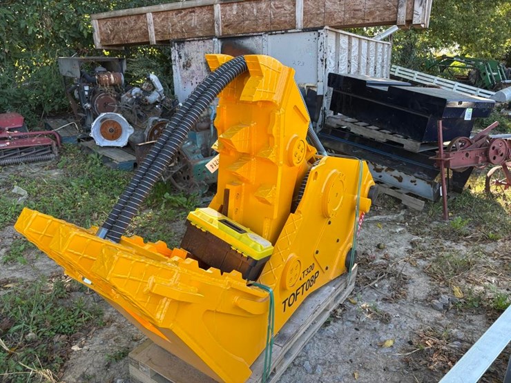 caterpillar-320-image-3