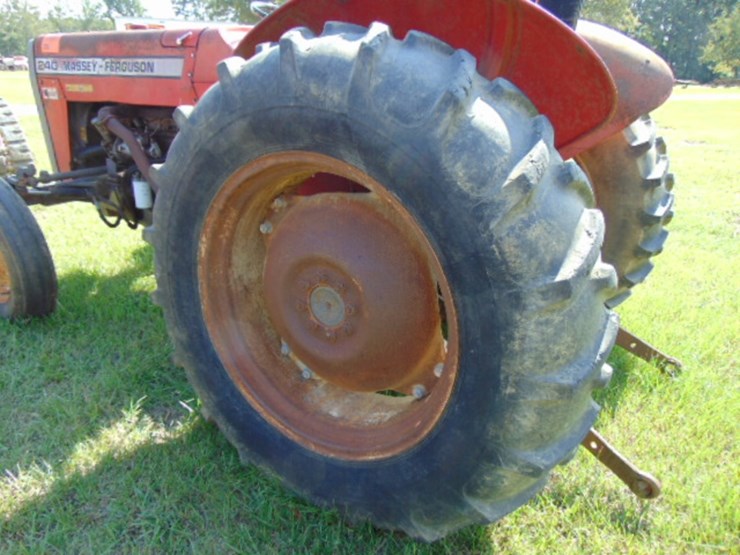 massey-ferguson-240-image-4
