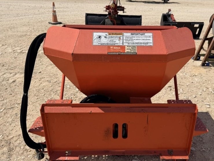l3---bobcat-hydraulic-seed-spreader-hs8-image-4