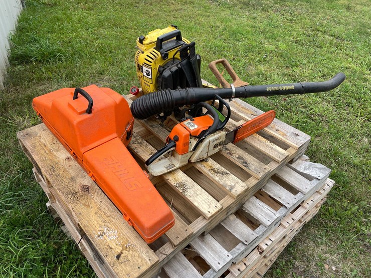 #5402-•-(1)-john-deere-leaf-blower-&-(2)-stihl-chain-saws-image-1