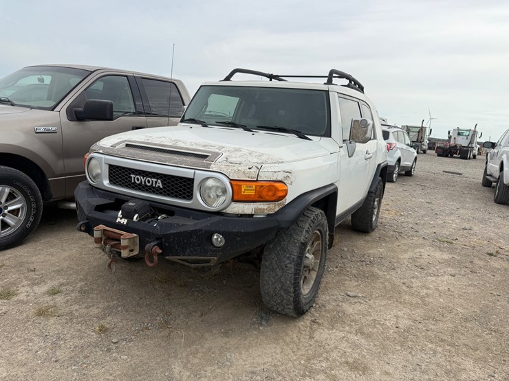 2011-toyota-fj-cruiser-image-1