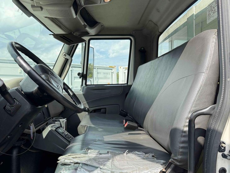 2013-international-4300m7-chipper-truck-image-19