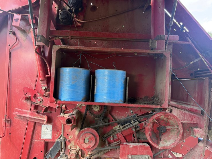 new-holland-br740a-image-45
