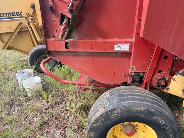 new-holland-br740a-image-43