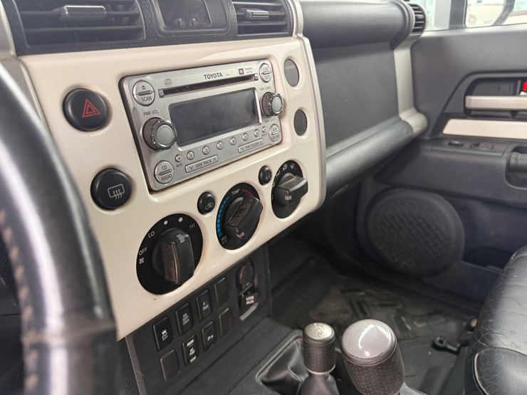 2011-toyota-fj-cruiser-image-25