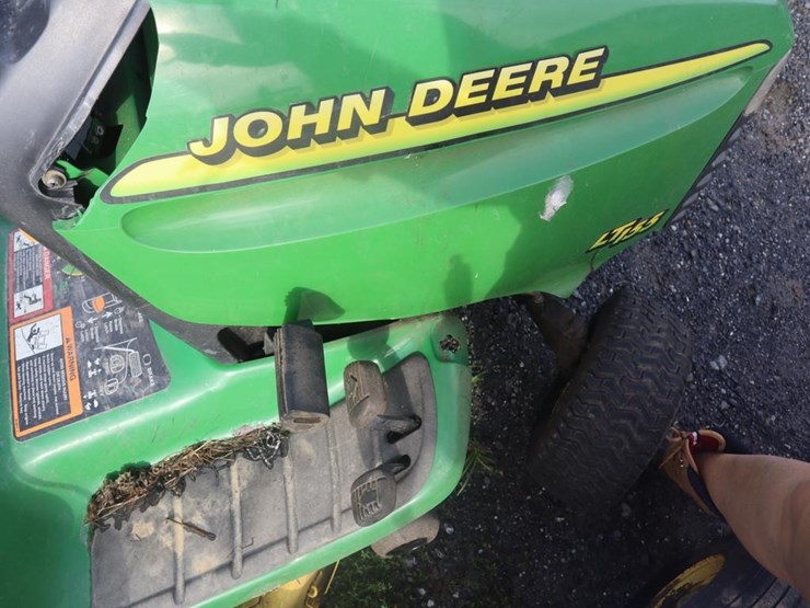 john-deere-lt155-riding-mower-image-15