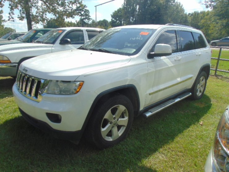 2013-jeep-grand-cherokee-laredo-image-1