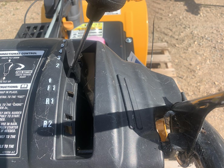 cub-cadet-528sw--snow-blower-image-12