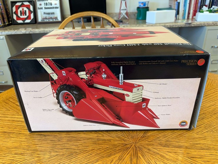 1/16-farmall-560-with-2-mh-corn-picker-precision-series-#14-image-24