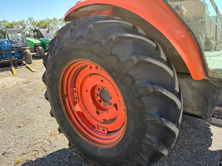 2011-kubota-m108s-image-17