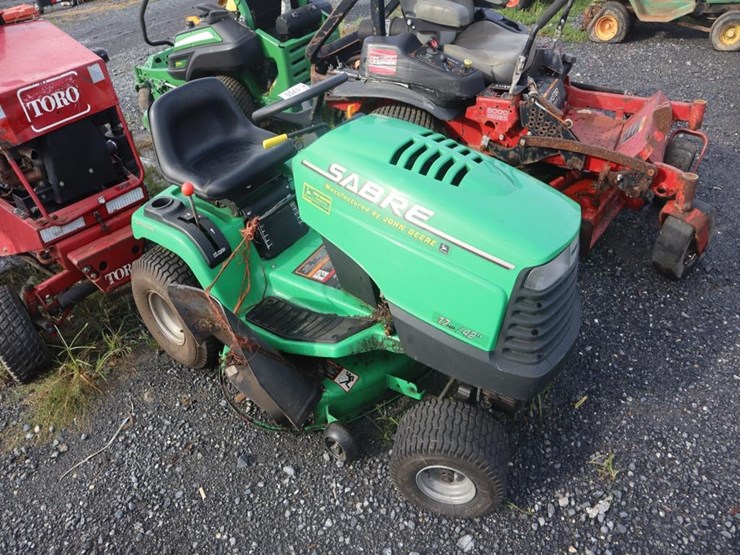 john-deere-sabre-riding-mower-image-1