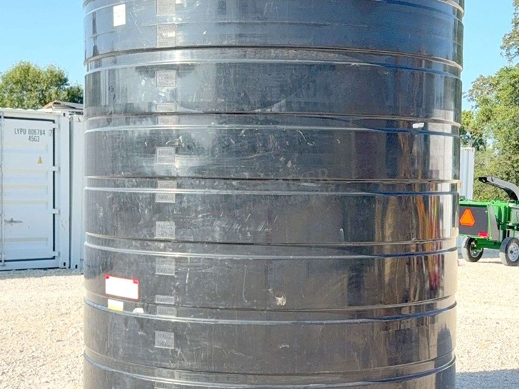 3,000-gallon-upright-poly-tank-image-1