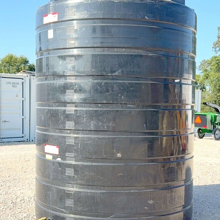 3,000 gallon upright poly tank