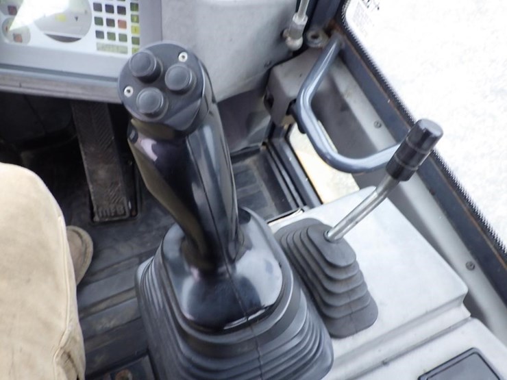 2014-deere-244j-image-31