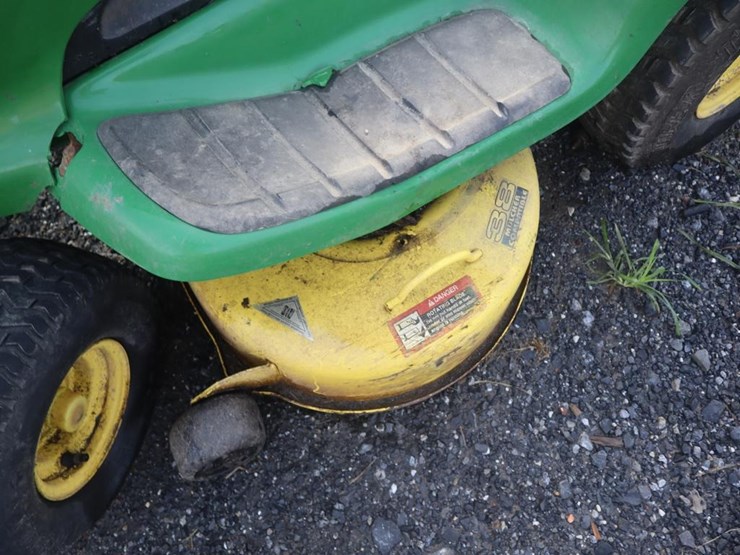 john-deere-lt155-riding-mower-image-13