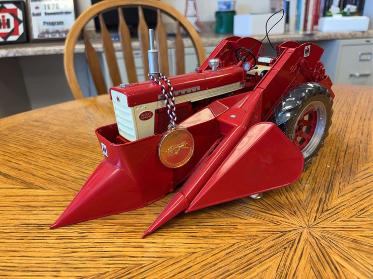 1/16-farmall-560-with-2-mh-corn-picker-precision-series-#14-image-6
